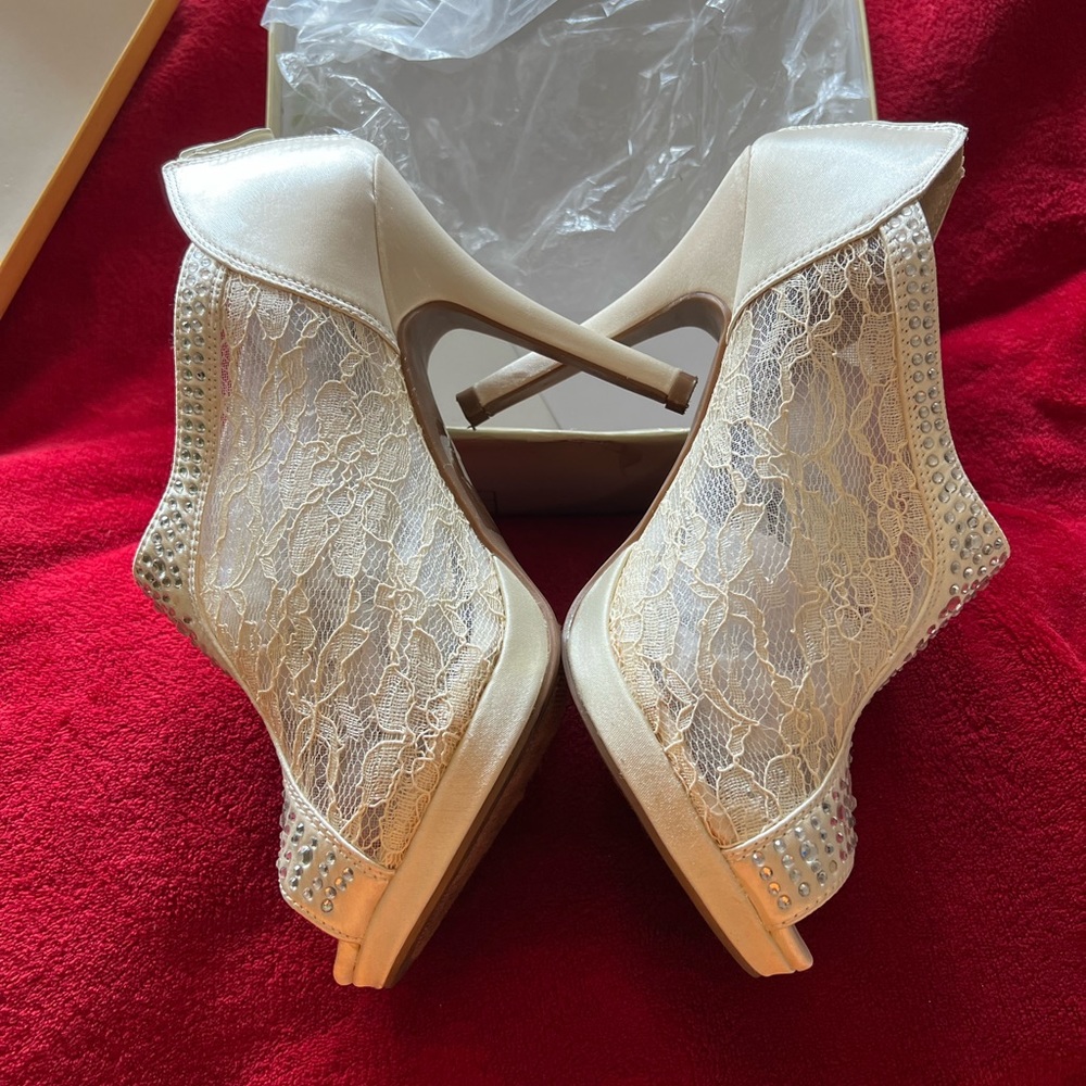 Ivory Lace Shootie Heel.  Size 8.  Great for formal or wedding.